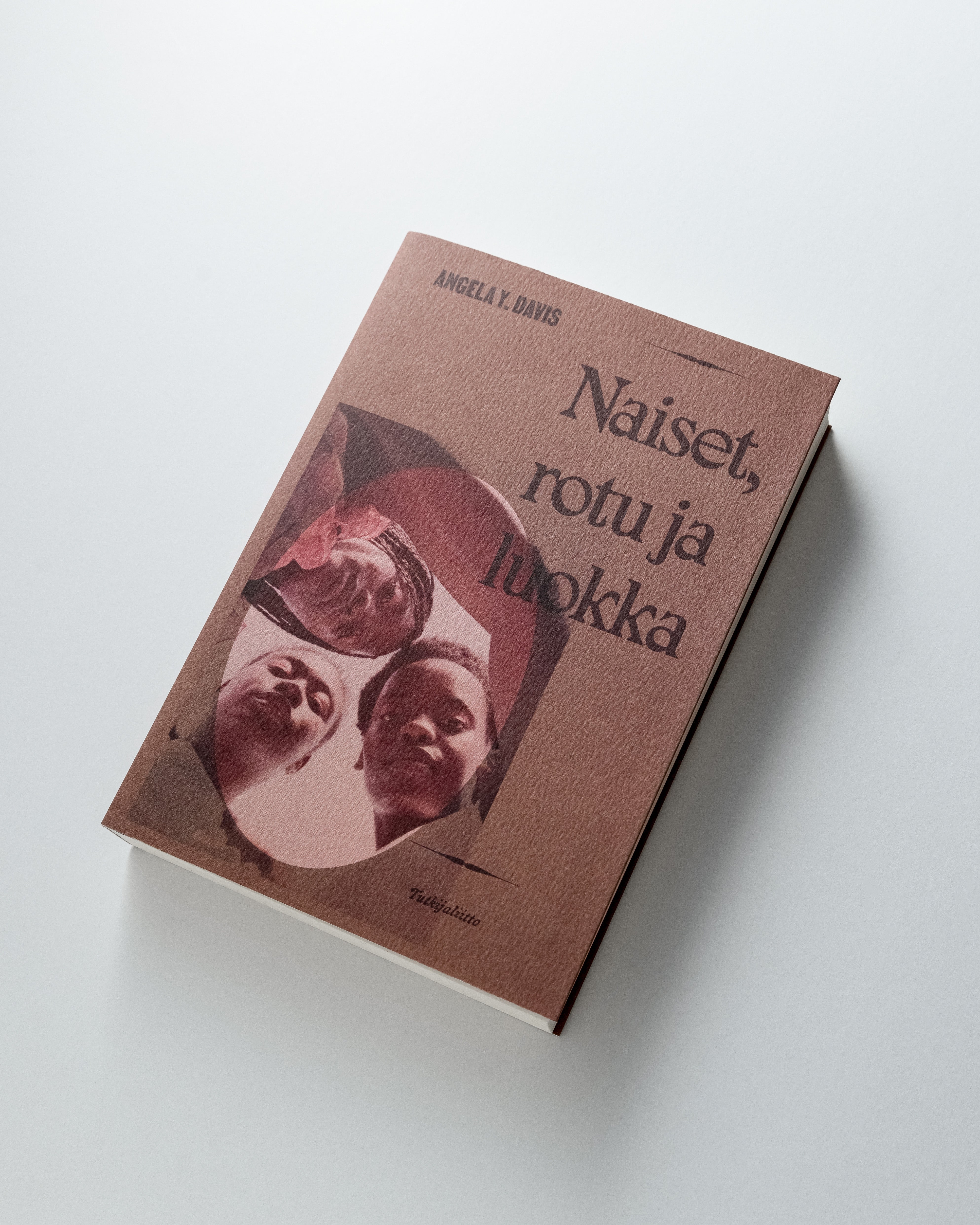 Book: Naiset, rotu ja luokka (in Finnish)